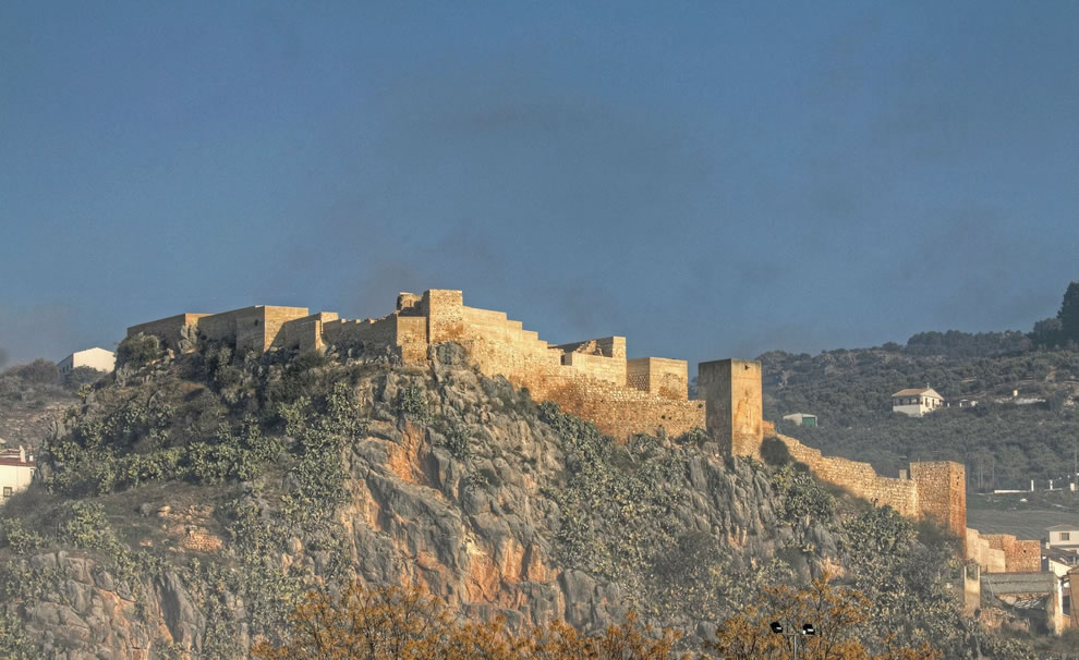 Castillo de Íllora a la hora dorada
